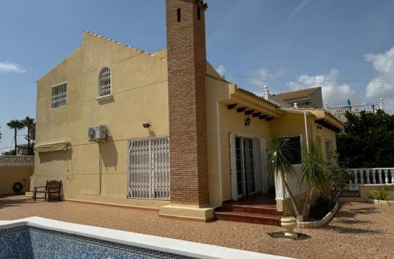 Villa zu verkaufen in der Nähe von Alicante