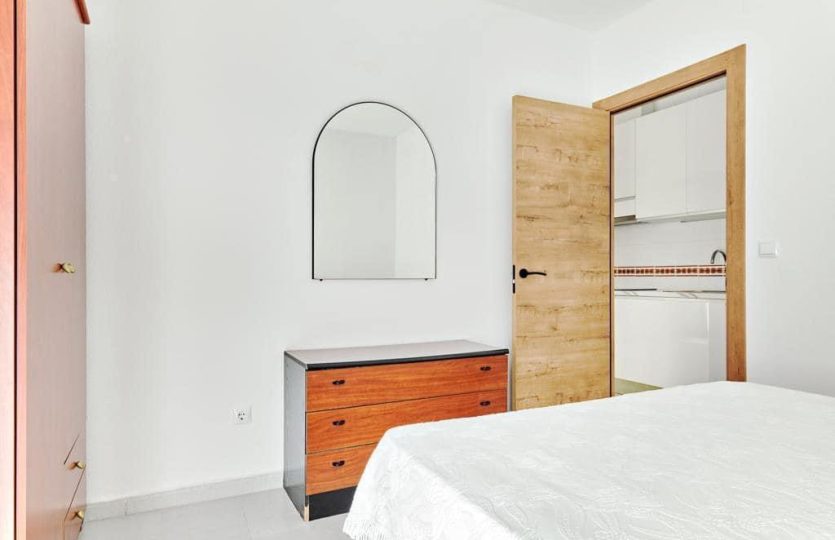 Apartment Torrevieja close to the sea – bedroom with furniture and storage
