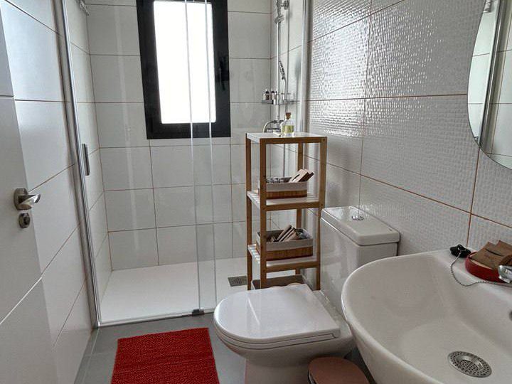 西班牙別墅帶游泳池、現代化浴室和淋浴間租金多少？