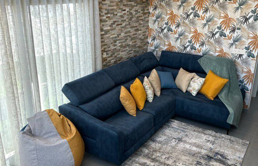 西班牙別墅租金多少，帶泳池、客廳和沙發