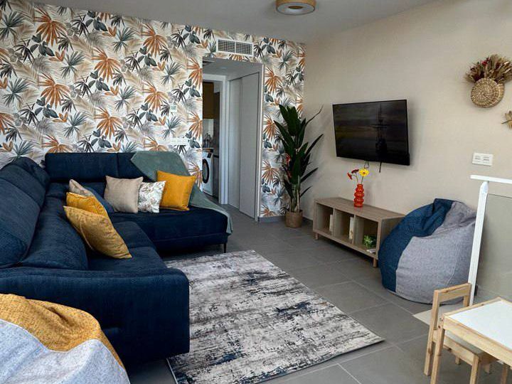 西班牙別墅帶泳池休息室和電視的租金是多少？