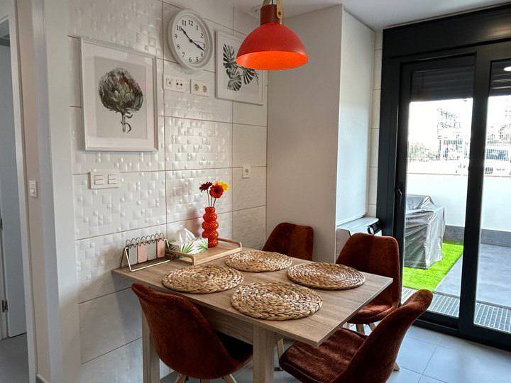 西班牙阿利坎特帶泳池用餐區的別墅租金多少