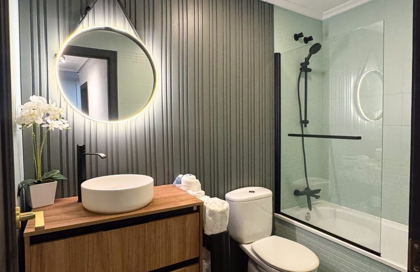 Rent in Torrevieja – Modern Bathroom featuring a walk-in shower, stylish vanity unit, illuminated mirror, and contemporary finishes.