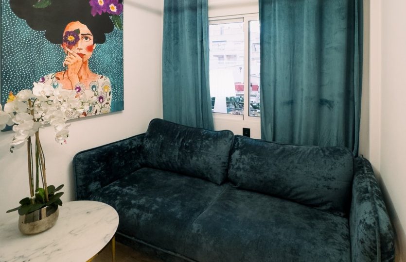 Rent in Torrevieja – Second Bedroom with comfortable sofa bed, modern décor, curtains, and natural light.